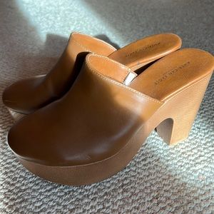 American Eagle Clog Heels